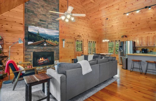 Walnut Mountain Cabin | Creekside, , Hot Tub, Fire pit, Screened Porch, 10 min to EllijaynOK AFTER STORM