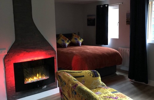 Fivelanes Cabin | Creekside Lodge Bathpool, overlooking river in Cornwall