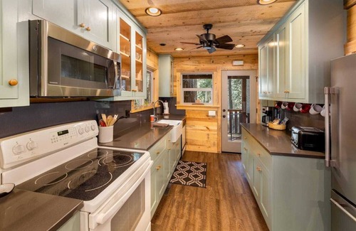Sugar Pine House | Creekside Lodge Nestled in the Woods with Al Fresco Dining