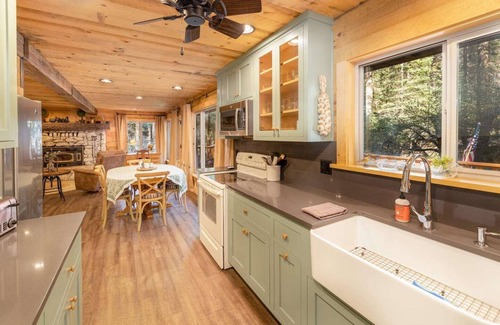 Sugar Pine House | Creekside Lodge Nestled in the Woods with Al Fresco Dining
