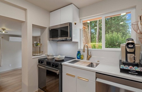 Lake Forest Park Cottage | Creekside Luxury Oasis King Bed, Wifi & AC