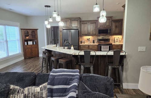 Henagar House | Creekside Manor is you ultimate vacation home to relax with the whole family.
