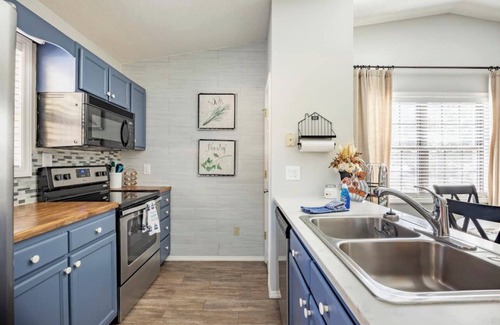 Franklin Villa | Creekside Mountain Villa in Gated Golf Course Neighborhood, Fireplace, & EV