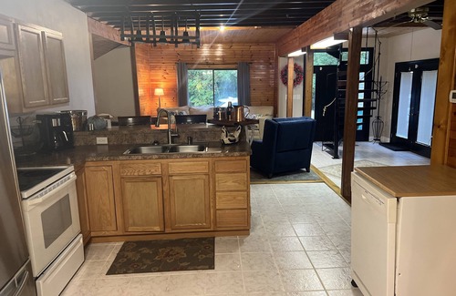 Mechanicsburg Cottage | Creekside Oasis