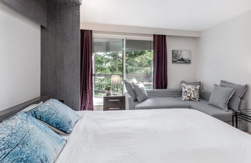 Nordic Estates House | Creekside Point Queen Bed Studio and Kitchen