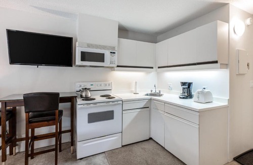 Nordic Estates House | Creekside Point Queen Bed Studio and Kitchen