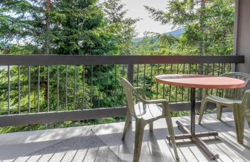 Nordic Estates House | Creekside Point Queen Bed Studio and Kitchen