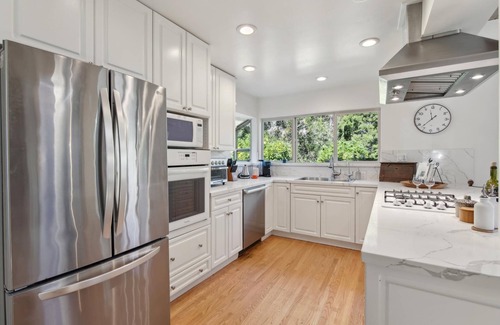 Park Pacifica House | Creekside Retreat~Min to Beach~Hot Tub~Hidden Creek