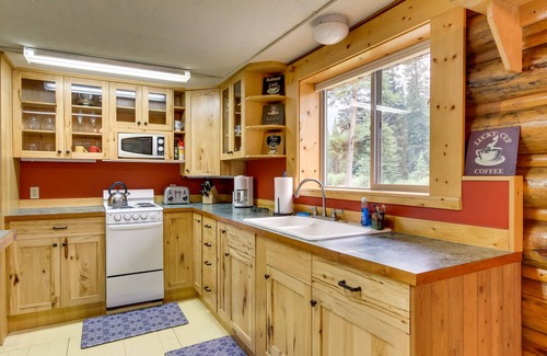 Silver Gate Cabin | Creekside Silver Gate Getaway w/Fireplace!