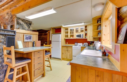 Silver Gate Cabin | Creekside Silver Gate Getaway w/Fireplace!