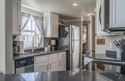 Morganton House | Creekside Tiny Home - 10 Minutes to Blue Ridge