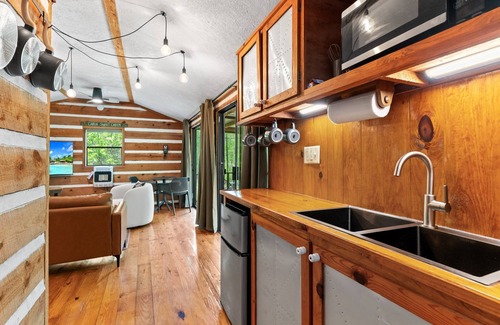Hillsville Cabin | Creekside vibes - 1 bedroom cozy cabin w/outdoor fire pit + pet friendly!
