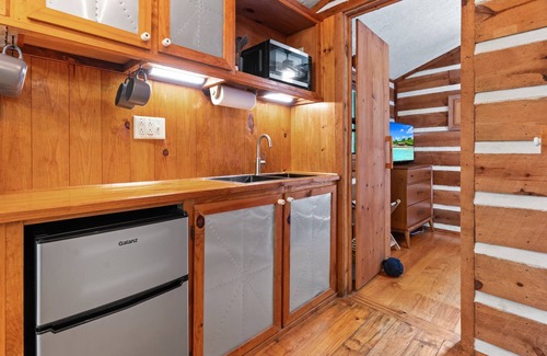 Hillsville Cabin | Creekside vibes - 1 bedroom cozy cabin w/outdoor fire pit + pet friendly!