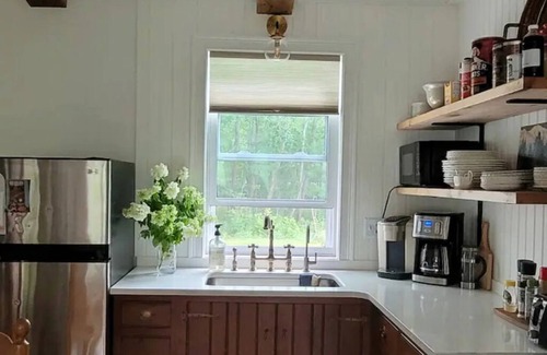 Bedford Cottage | Creekside With Hot Tub, Gas Fireplace, Fishing, Minutes to Downtown and Omni Spa