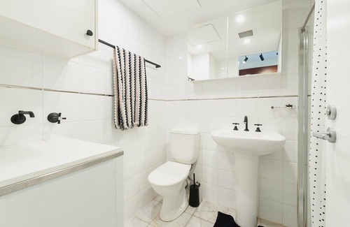 Cremorne Apartment | Cremorne - MP303 Military Road - Convenient Studio in the Heart of Cremorne with Shops, Dining Transport at Doorstep