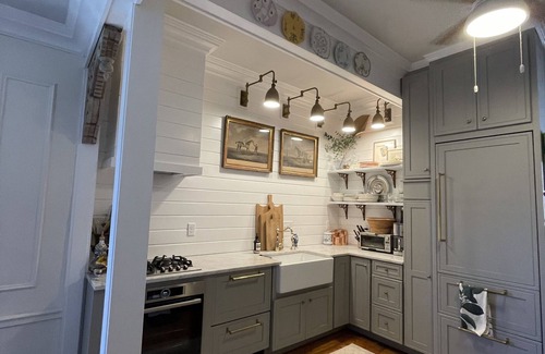 French Quarter Apartment | Creole Chic in the French Quarter with Lush Courtyard