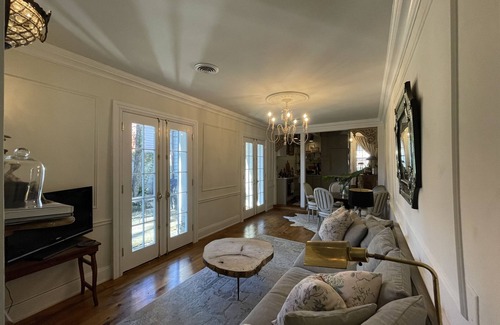 French Quarter Apartment | Creole Chic in the French Quarter with Lush Courtyard