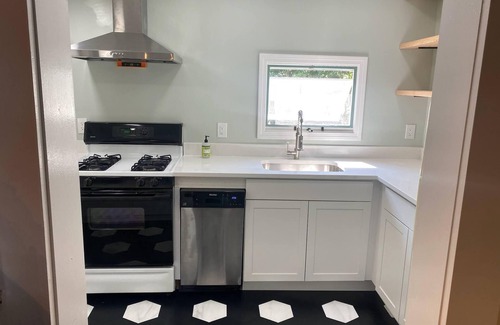 Niantic House | Crescent Beach Cottage - Vacation or Academic Rental