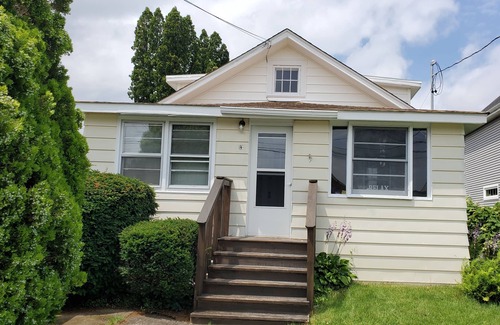 Niantic House | Crescent Beach Cottage - Vacation or Academic Rental
