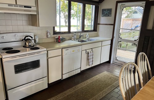 Waverly Beach Cottage | Crescent Beach Fort Erie, Ontario 3 Bedroom Beachfront Cottage