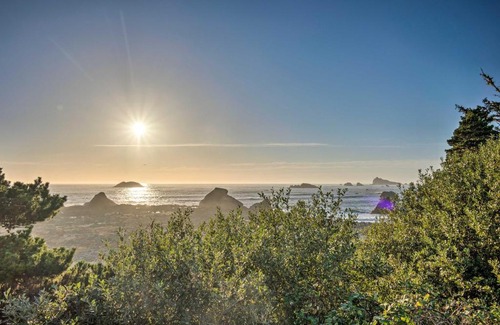 Crescent City House | Crescent City Getaway with Panoramic Ocean Views!