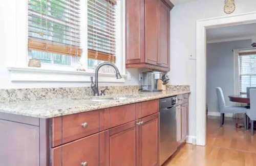 Crescent Hill House | Crescent Hill - great LOCATION! Smoke FREE!nn