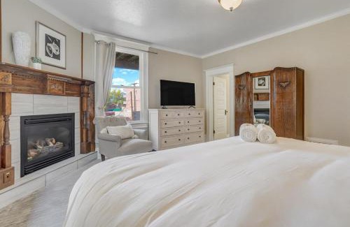 Central Colorado Springs House | Crescent Mansion - Golf Hot Tub BBQ Skyline Views