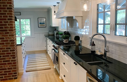 Surrey House | Crescent Park Heritage Bungalow ~ walking distance to Crescent Beach