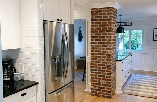Surrey House | Crescent Park Heritage Bungalow ~ walking distance to Crescent Beach