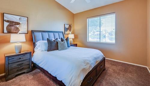 Chandler House | CRESCENT - Stunning Lake View with Pool, BBQ and Sunsets