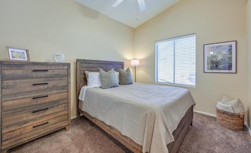 Chandler House | CRESCENT - Stunning Lake View with Pool, BBQ and Sunsets