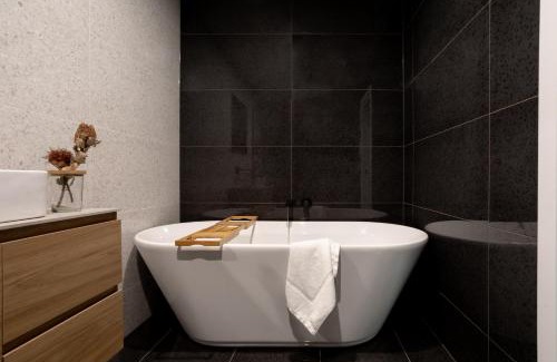 South Launceston House | Crescent Townhouse close to LGH