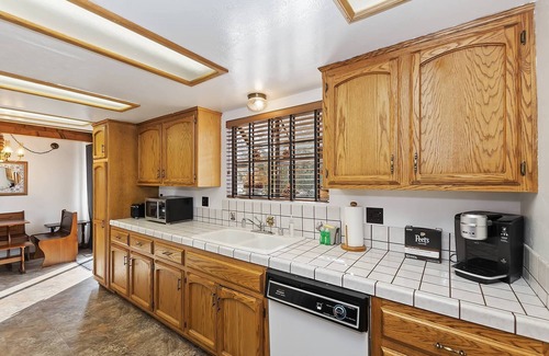 Upper Moonridge Cabin | Crescenta Plains by Destination Big Bear : Upper Moonridge Cabin Walking Distance to Hiking! Fenced Yards for Pets!