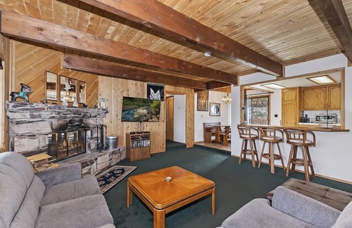 Upper Moonridge Cabin | Crescenta Plains by Destination Big Bear : Upper Moonridge Cabin Walking Distance to Hiking! Fenced Yards for Pets!