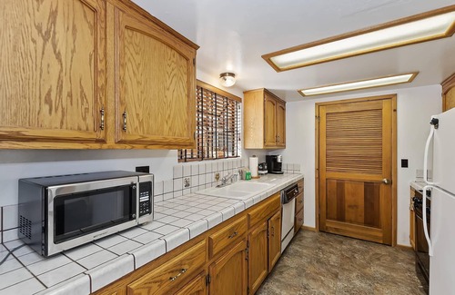 Upper Moonridge Cabin | Crescenta Plains by Destination Big Bear : Upper Moonridge Cabin Walking Distance to Hiking! Fenced Yards for Pets!