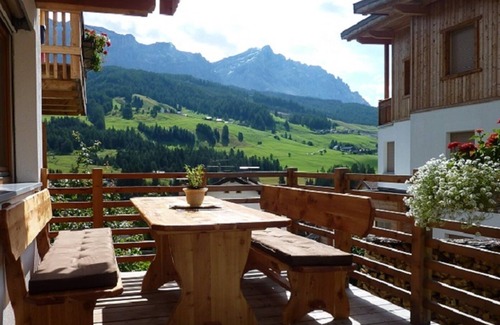 Pedraces Apartment | Crespula ApartmentThis spacious studio apartment for 2-3 people in alpine style.