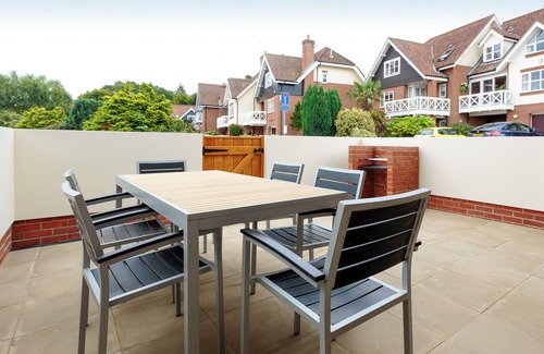 Wroxham Cottage | Crested Grebe - UKC2109