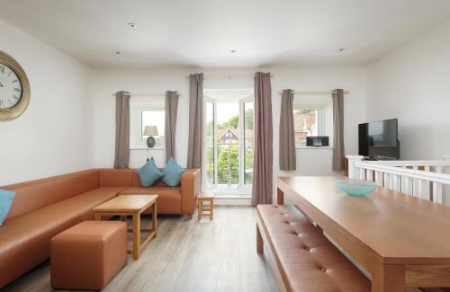 Wroxham House | Crested Grebe - Ukc2109