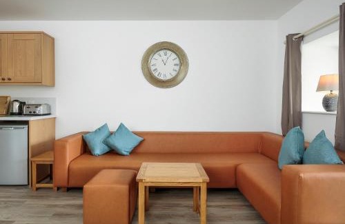 Wroxham House | Crested Grebe - Ukc2109