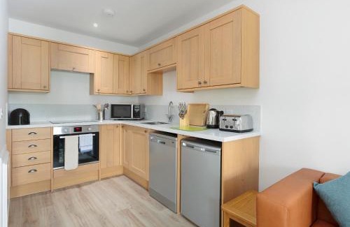 Wroxham House | Crested Grebe - Ukc2109