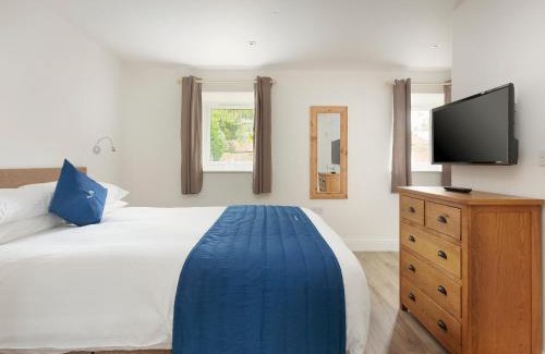 Wroxham House | Crested Grebe - Ukc2109