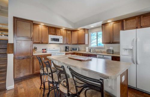 Central Colorado Springs House | Cresthaven Hall 2 Mins to UCCS Family Fun & BBQ