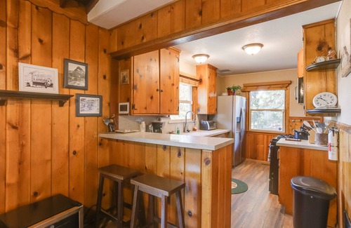 Crestline Cabin | Crestline Cabin: Close to Lake Arrowhead & Skiing
