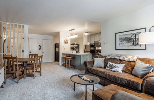 Woodwinds Condo | Crestview #3 bldg C 1 Bedroom plus Den/ 2 Bathroom, close to town shuttle and walk to village