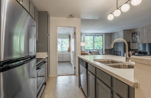 Woodwinds Condo | Crestview #3 bldg C 1 Bedroom plus Den/ 2 Bathroom, close to town shuttle and walk to village