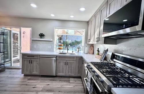 Peacock House | Crestview Oceanside Retreat with Yard & Pets