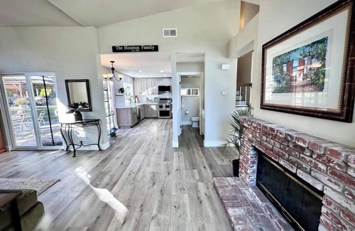 Peacock House | Crestview Oceanside Retreat with Yard & Pets
