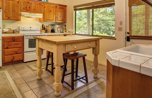 Murphys Cottage | Crestview Pond Estate Cottage: A Pet-Friendly Retreat