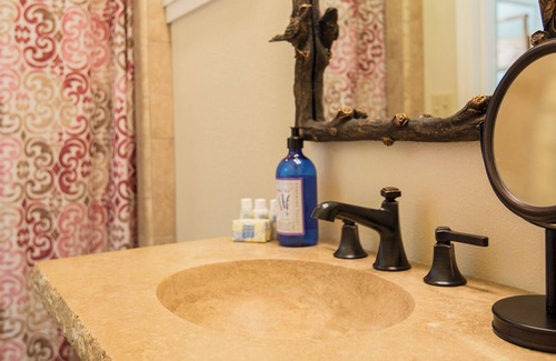 Murphys Cottage | Crestview Pond Estate Cottage: A Pet-Friendly Retreat