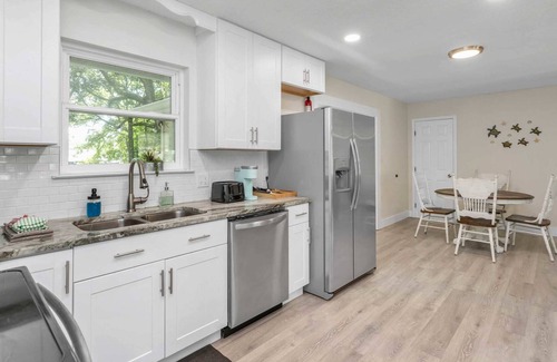 Mary Esther House | Crestwood | Dog Friendly, Grill, Pong, & Beach!